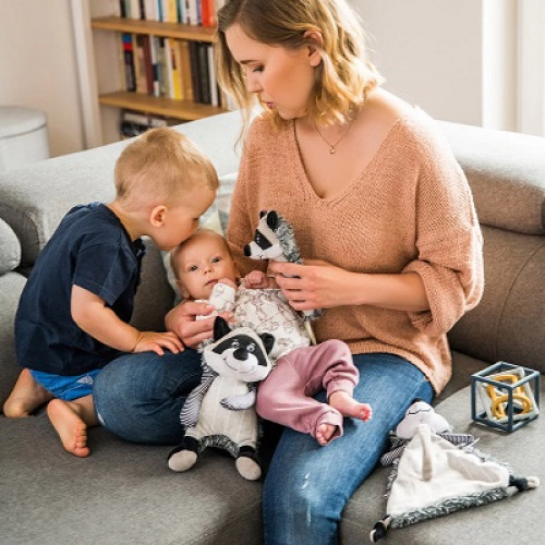 BabyOno Plyšová hračka s hrkálkou Racoon Rocky Mýval, černo-bílý