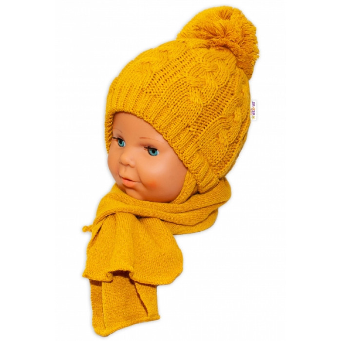 BABY NELLYS Zimná pletená čiapočka s šálom Baby Bear - horčicová s brmbolcami BABY NELLYS Zimná pletená čiapočka s šálom Baby Bear - horčicová s brmbolcami