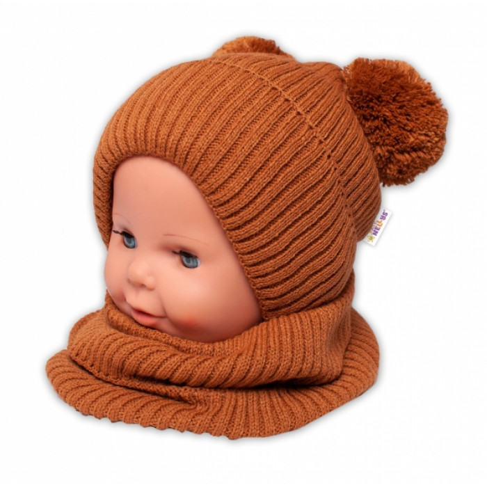 BABY NELLYS Zimná pletená čiapka + nákrčník - hnedá s brmbolcami BABY NELLYS Zimná pletená čiapka + nákrčník - hnedá s brmbolcami
