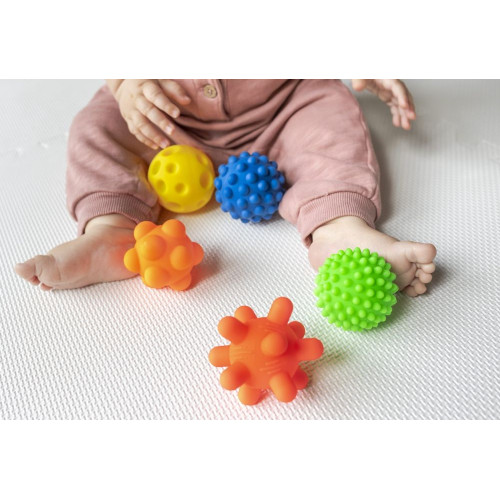 Tullo Senzorické guličky farebné 5 ks bez dierok – 59–77 mm, 0m+, mix farieb