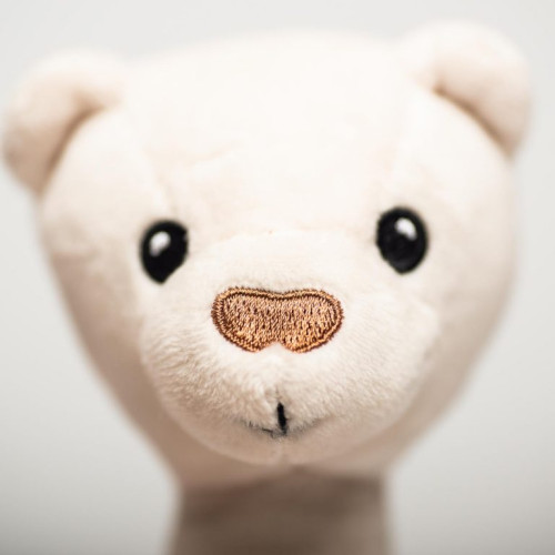 Hrkálka medvedík Julian Whisbear – prvá hračka