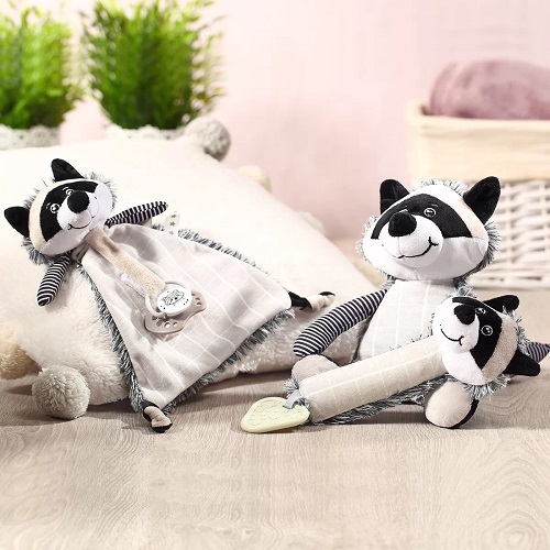 Plyšová pískací hračka Racoon Rocky Mýval, černo-biely