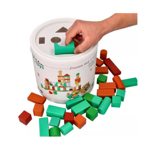 Drevené stavebné kocky Adam Toys 100 ks vo vedierku so sorterom – farebné kocky pre deti