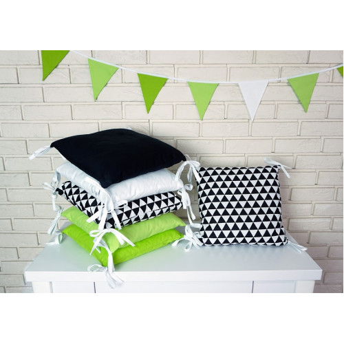 Baby Nellys Vankúšikový mantinel s obliečkami - trojúholníčky, čierna/zelená