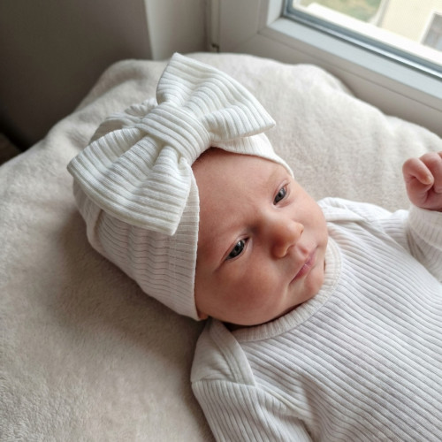 Z&Z Rebrovaná čiapočka s mašličkou – 100% bavlna, jednovrstvová, porcelánovo biela, 6/12m