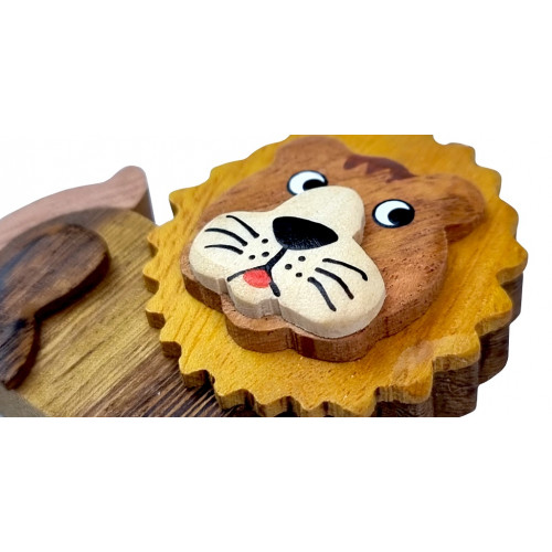 2Kids Toys Drevená kľúčenka veľká Lev ležiaci